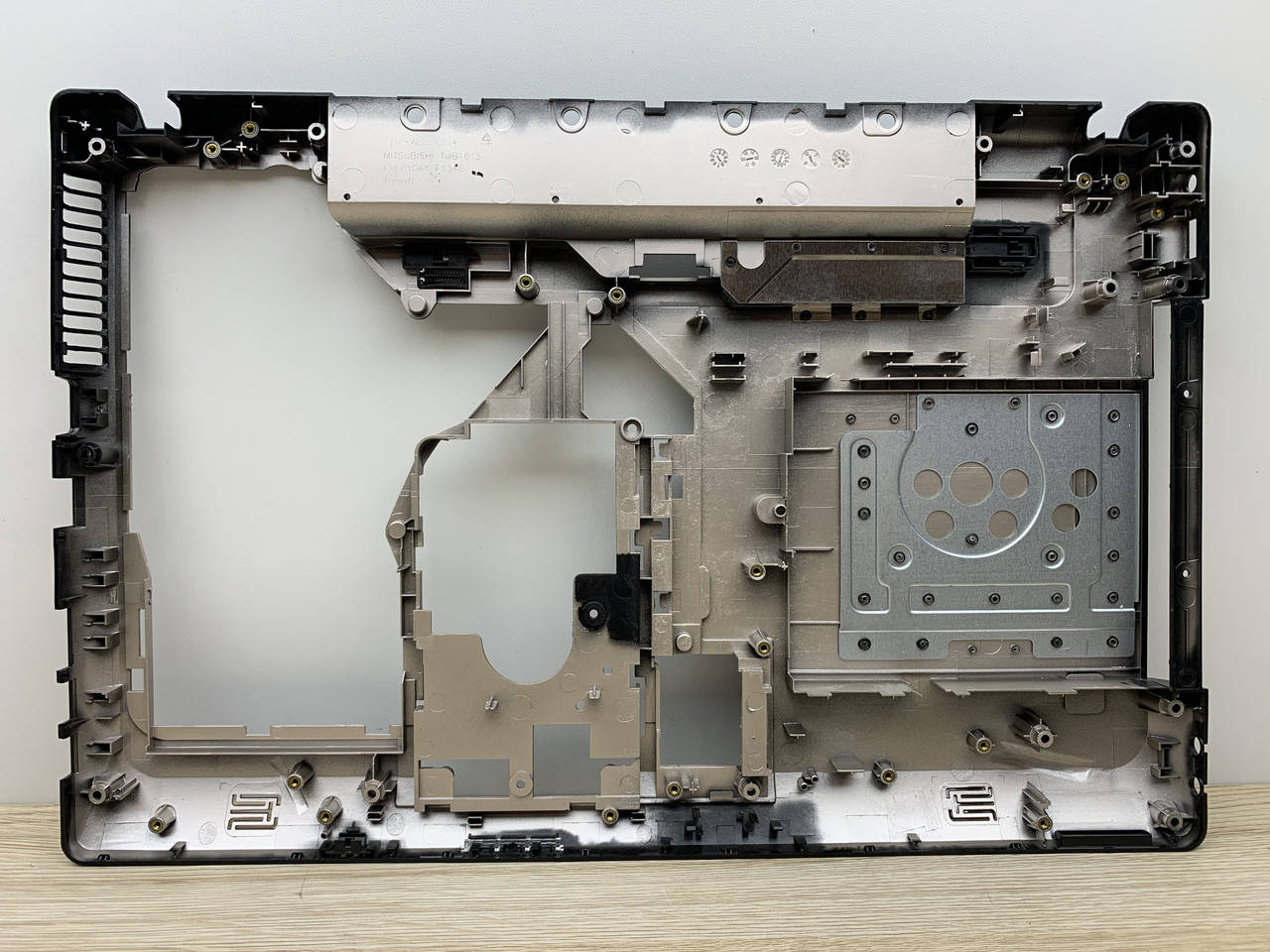 

Lenovo G570 G575 без HDMI Корпус D (нижняя часть корпуса) новый