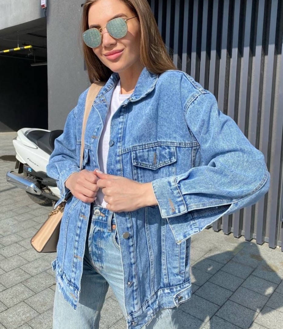 

Удлинённая женская джинсовая куртка