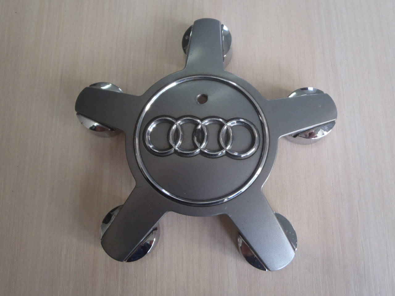 

Оригинальные Колпачки заглушки на диски Audi/Ауди "звезда" 4F0 601 165 N