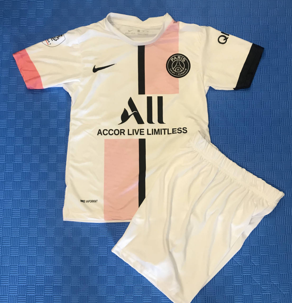 

Детская домашняя футбольная форма PSG 26 (145см)