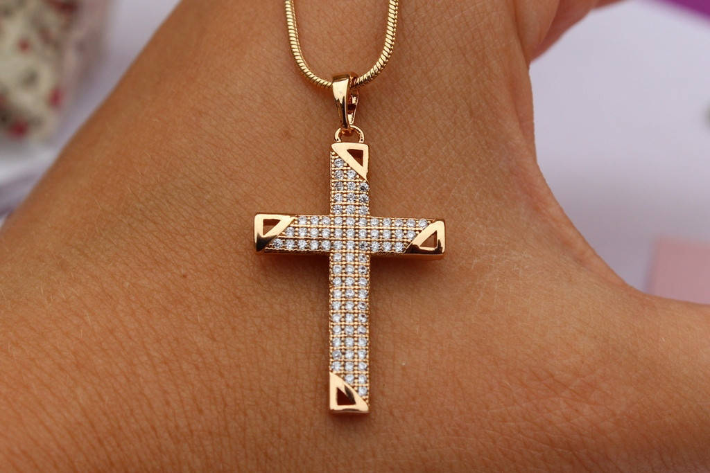 

Крестик Xuping Jewelry ровные края с множеством мелких фианитов 3 см золотистый