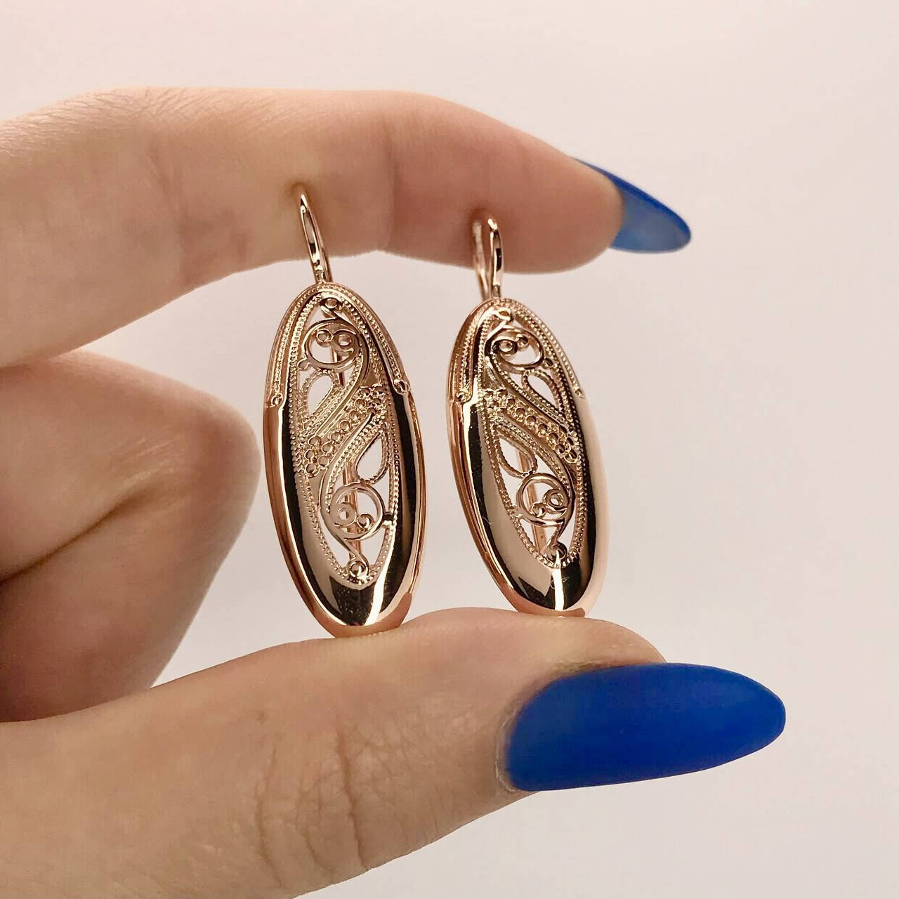 

Овальные резные серьги Fallon покрытие золотом 18к. французская застежка.