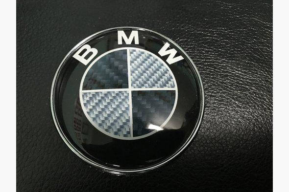 

Эмблема BMW 83,5мм (между штырями 55мм) карбон ( 51148132375c)