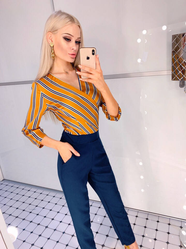 

Элегантный женский комбинезон с классическими темными брюками и шелковым верхом на запах, Синий