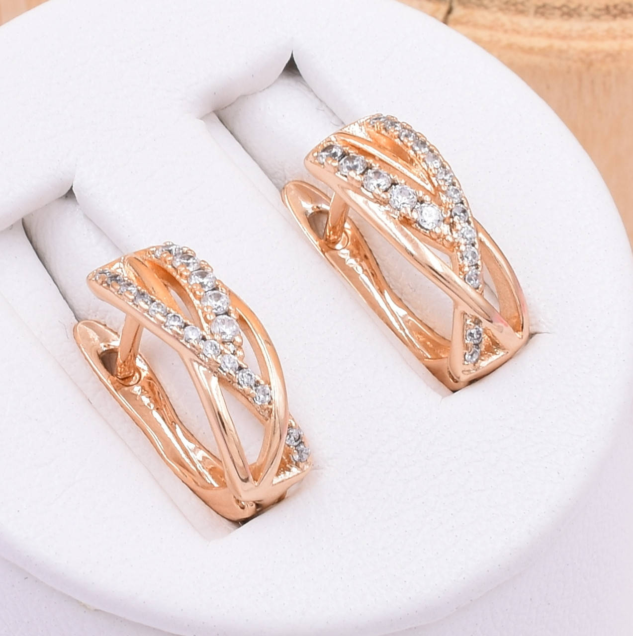

Серьги Xuping 30454 размер 15х6 мм вес 2.3 г белые фианиты позолота РО