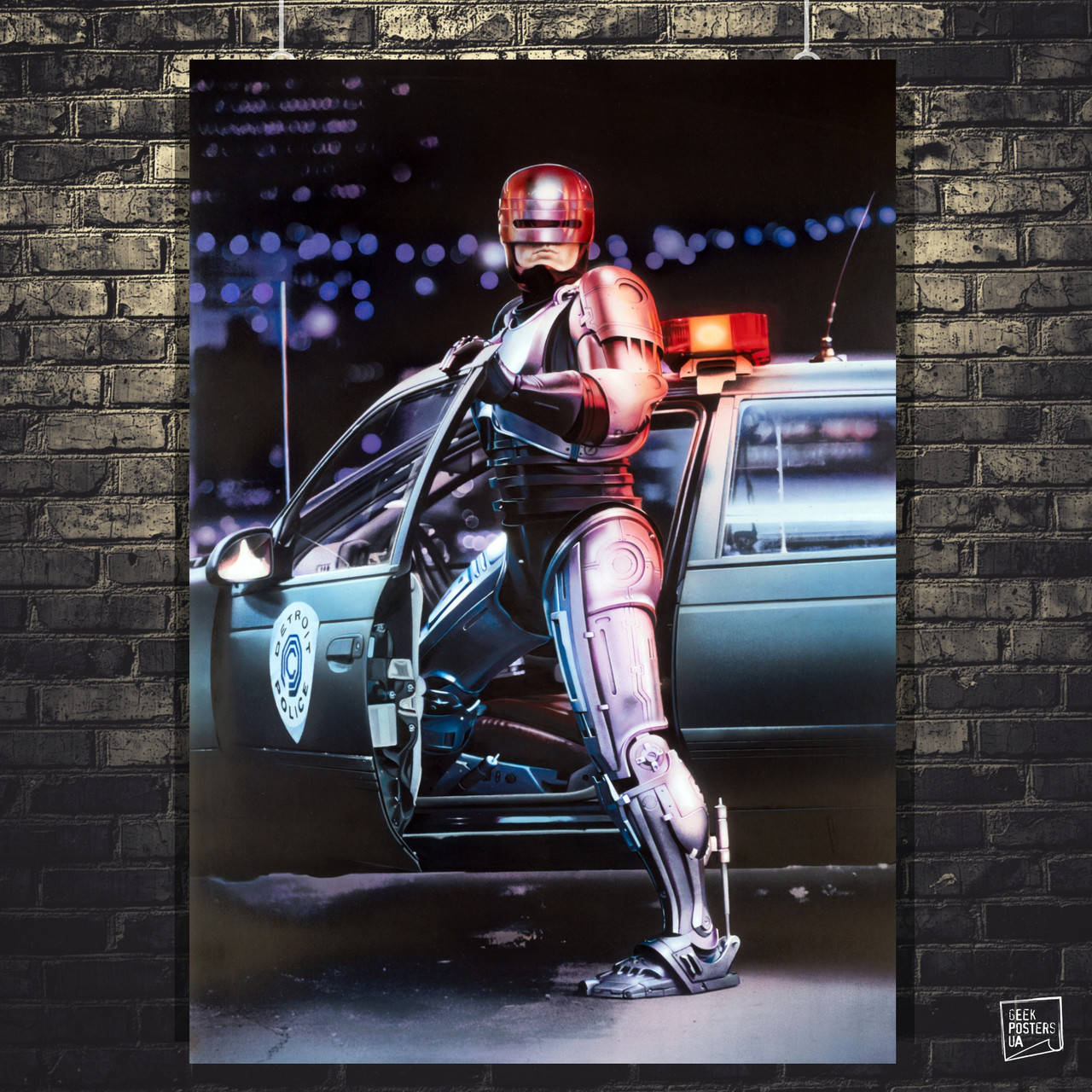 

Постер RoboCop, Робокоп, Робот-полицейский у машины. Размер 106x75см (A0). Матовая бумага