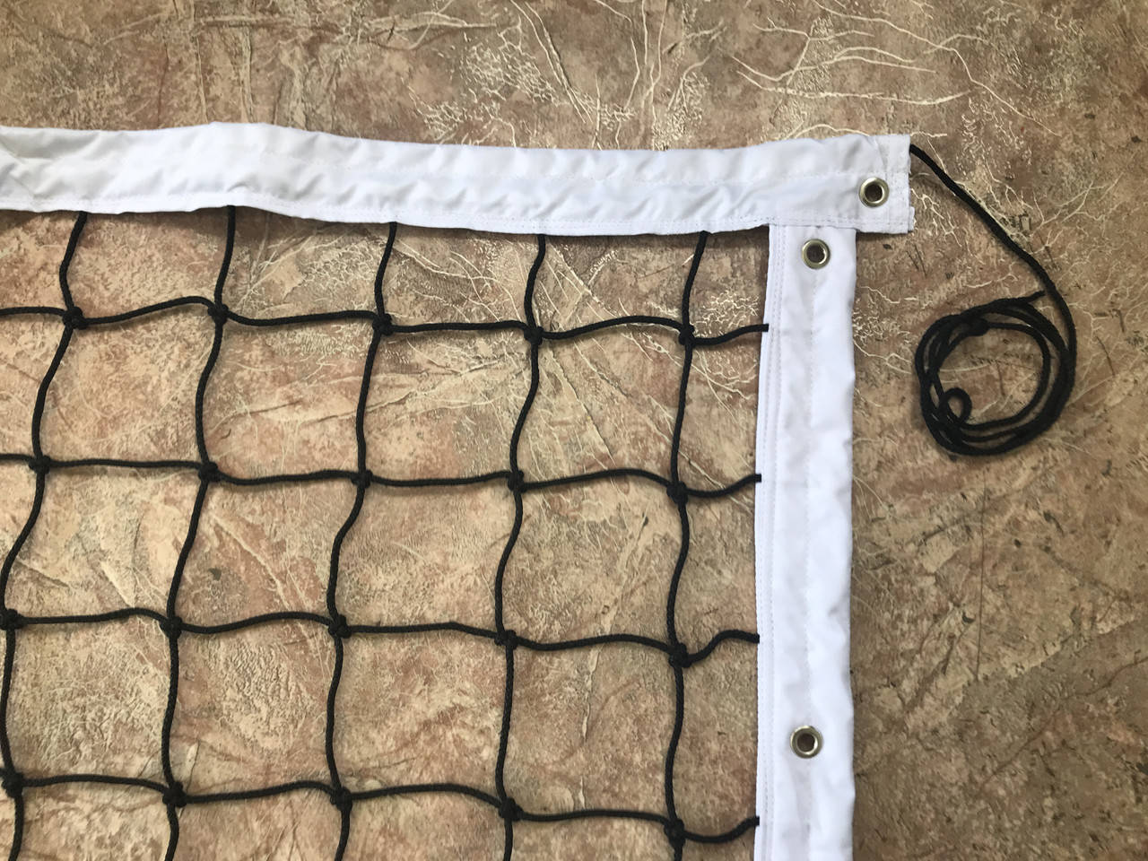 

Сетка волейбольная *Профи Обшив 3-х сторон* яч. 100 х 100 мм. Д-р. шн. 4.5 мм. капрон