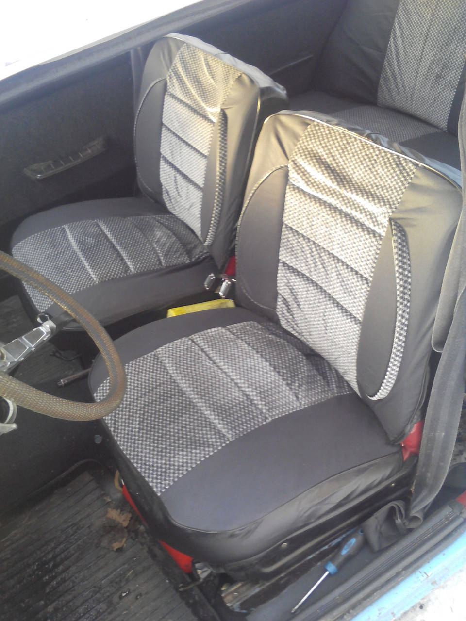 

Чехлы на сидения ВАЗ 2101/02/05 PILOT ткань черная + ткань черно/серая