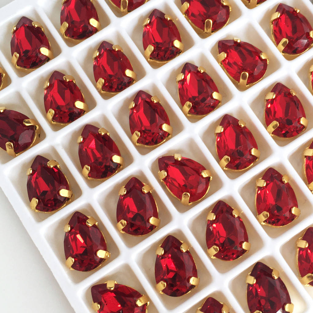 

Кристаллы LUX. Капля 7х10 мм. Красный (классический). Цвет оправы: золото