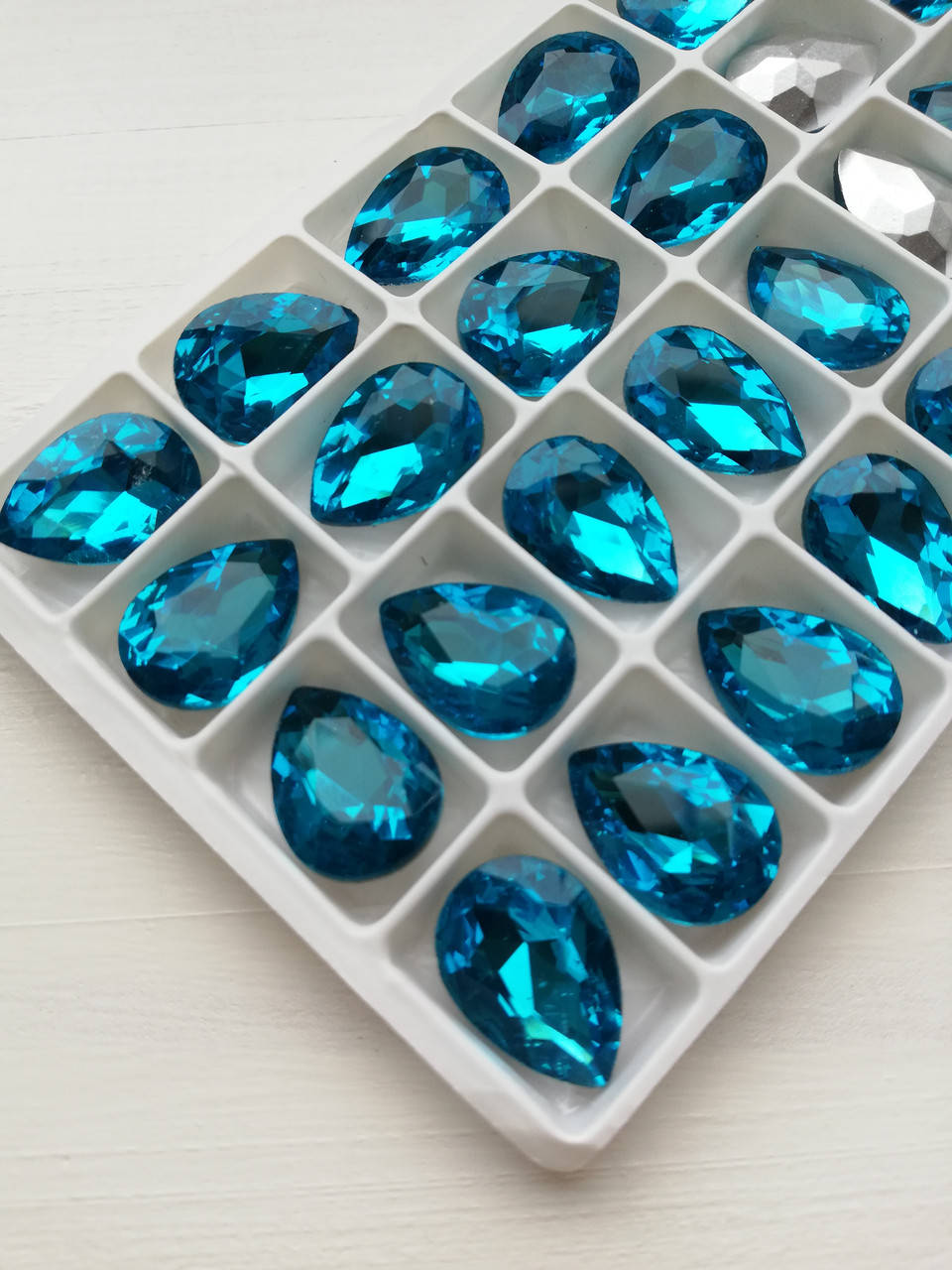 

Кристали Крапля 13 х 18 мм. Аквамарин (9)