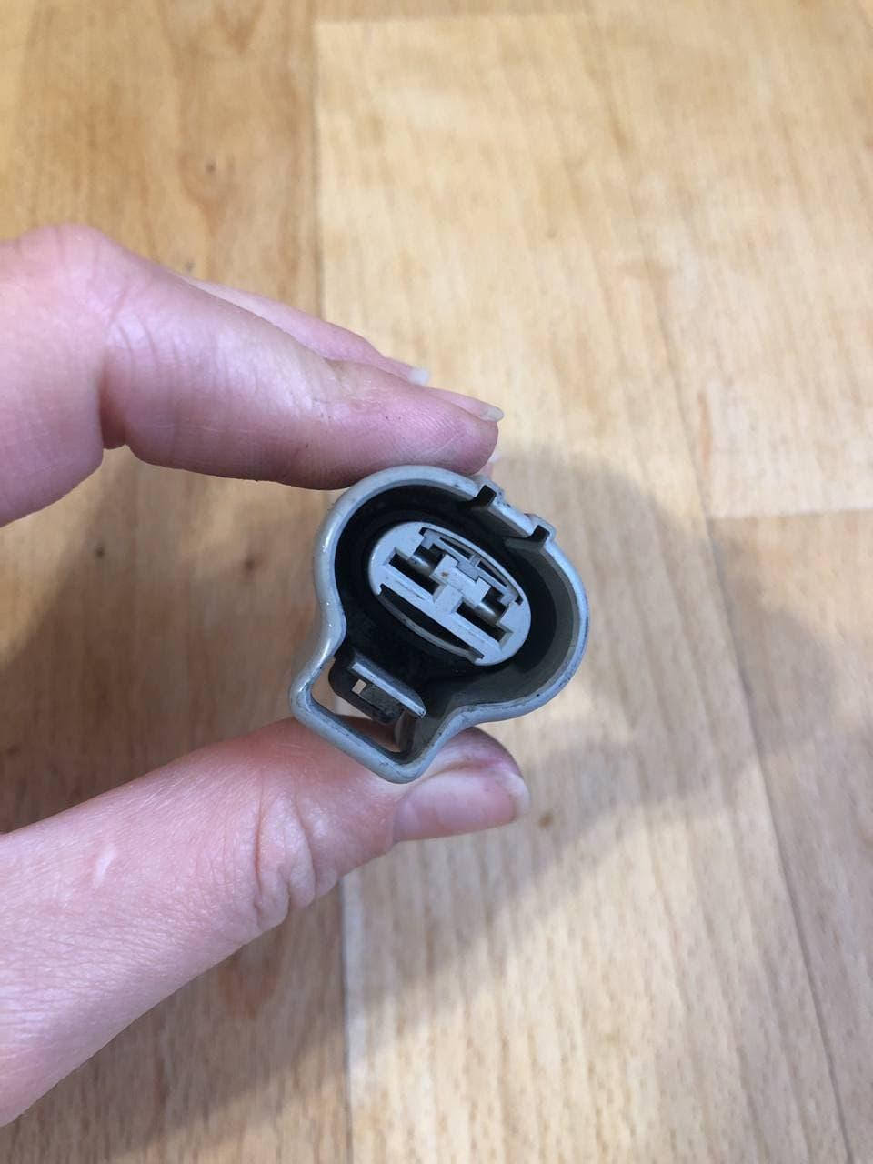 

Разъем мотора охлаждения 2Pin 90980-10928 Toyota lexus IS 220 250 запчасти б\у шрот