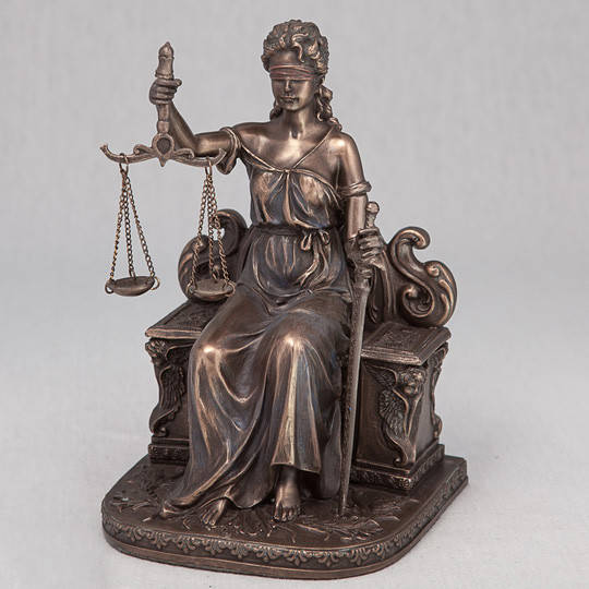 

Статуэтка "Фемида на троне"(18 см) 75268A4