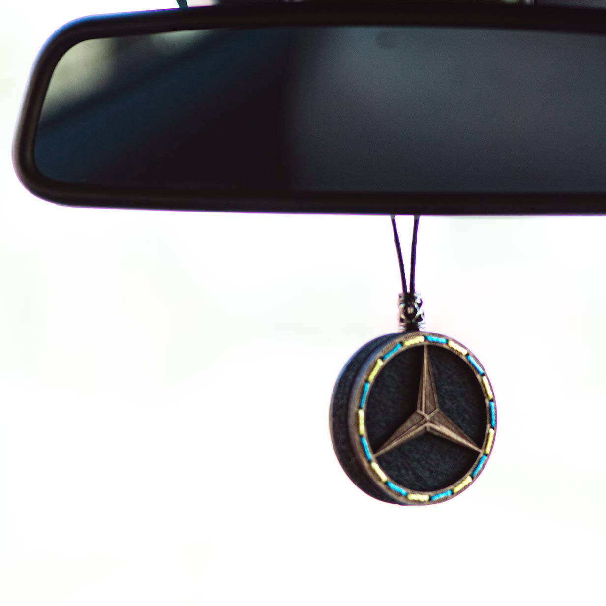 

Ароматизатор деревянный в машину Mercedes ручной работы, 6 см.