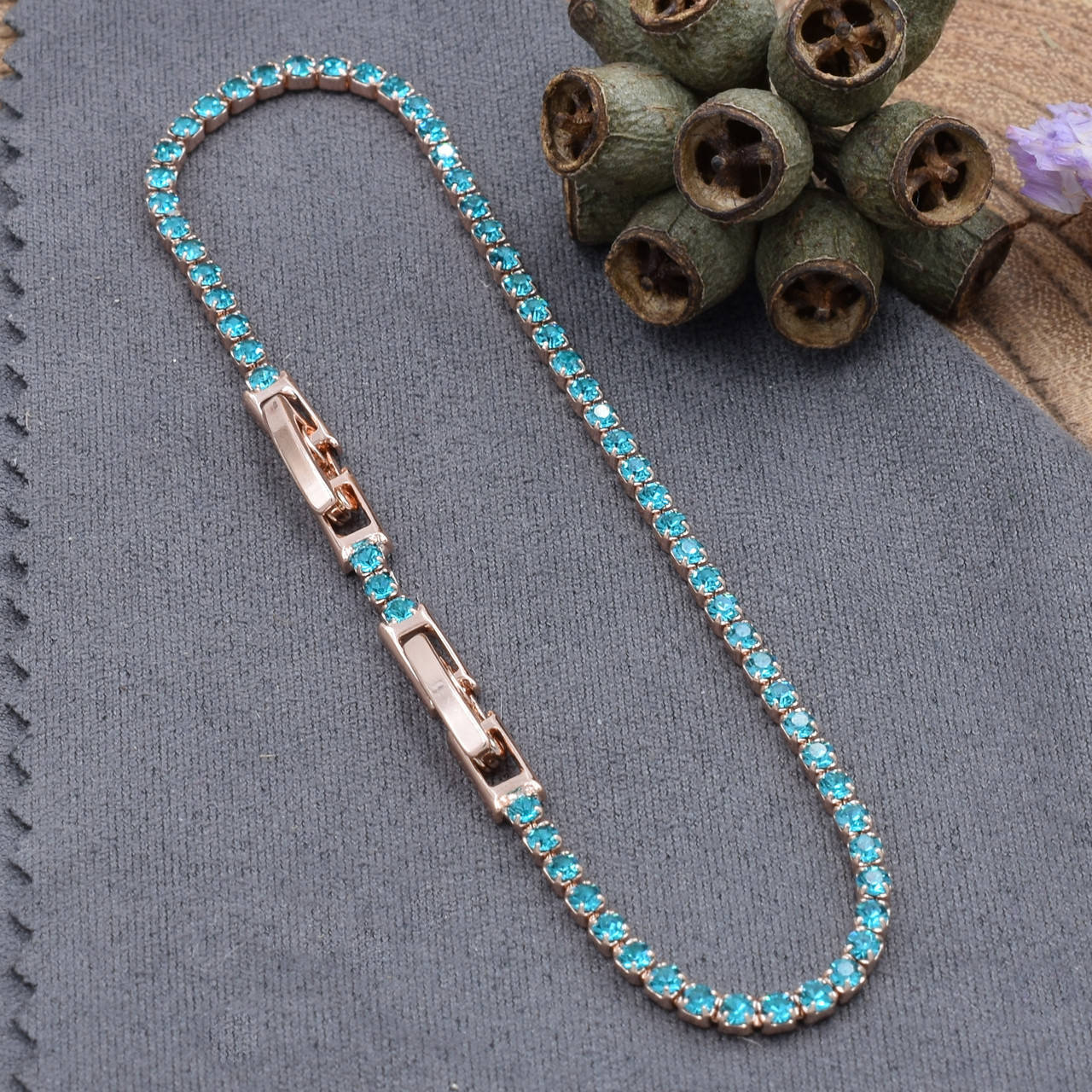 

Браслет Xuping Французский стиль 40851 ширина 2 мм бирюзовые фианиты позолота РО длина 17+2