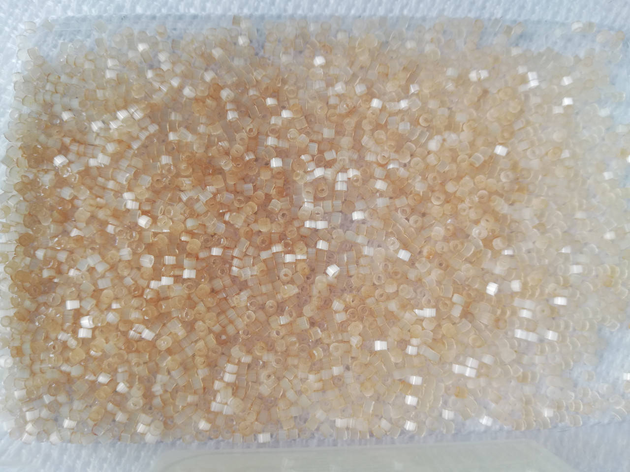 

Японський бісер Miyuki Delica 11/0 DB0674 - Cream Silk Satin