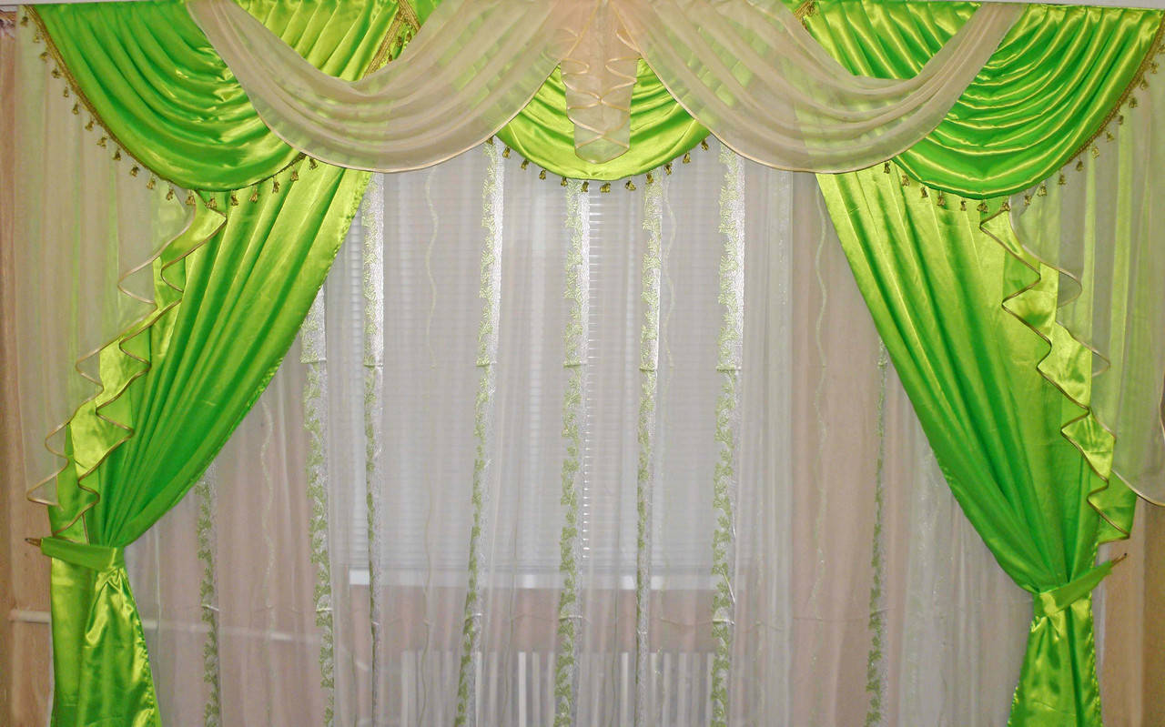 

Ламбрекен №35 + шторы из атласа. Цвет салатовый с бежевым, Зелёный