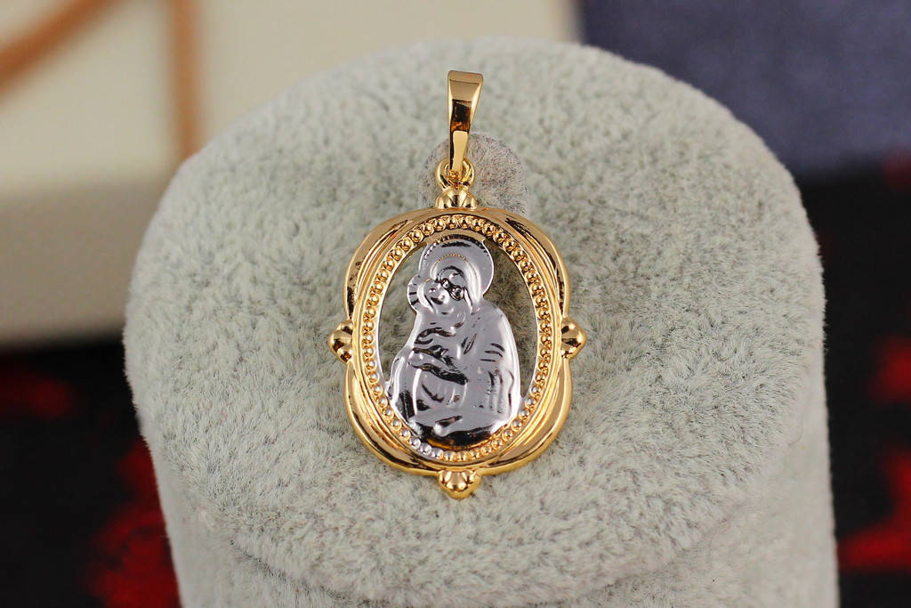 

Ладанка Xuping Jewelry овальная Мария и младенец с поднятым в верх ликом 2,2 см комбинированная