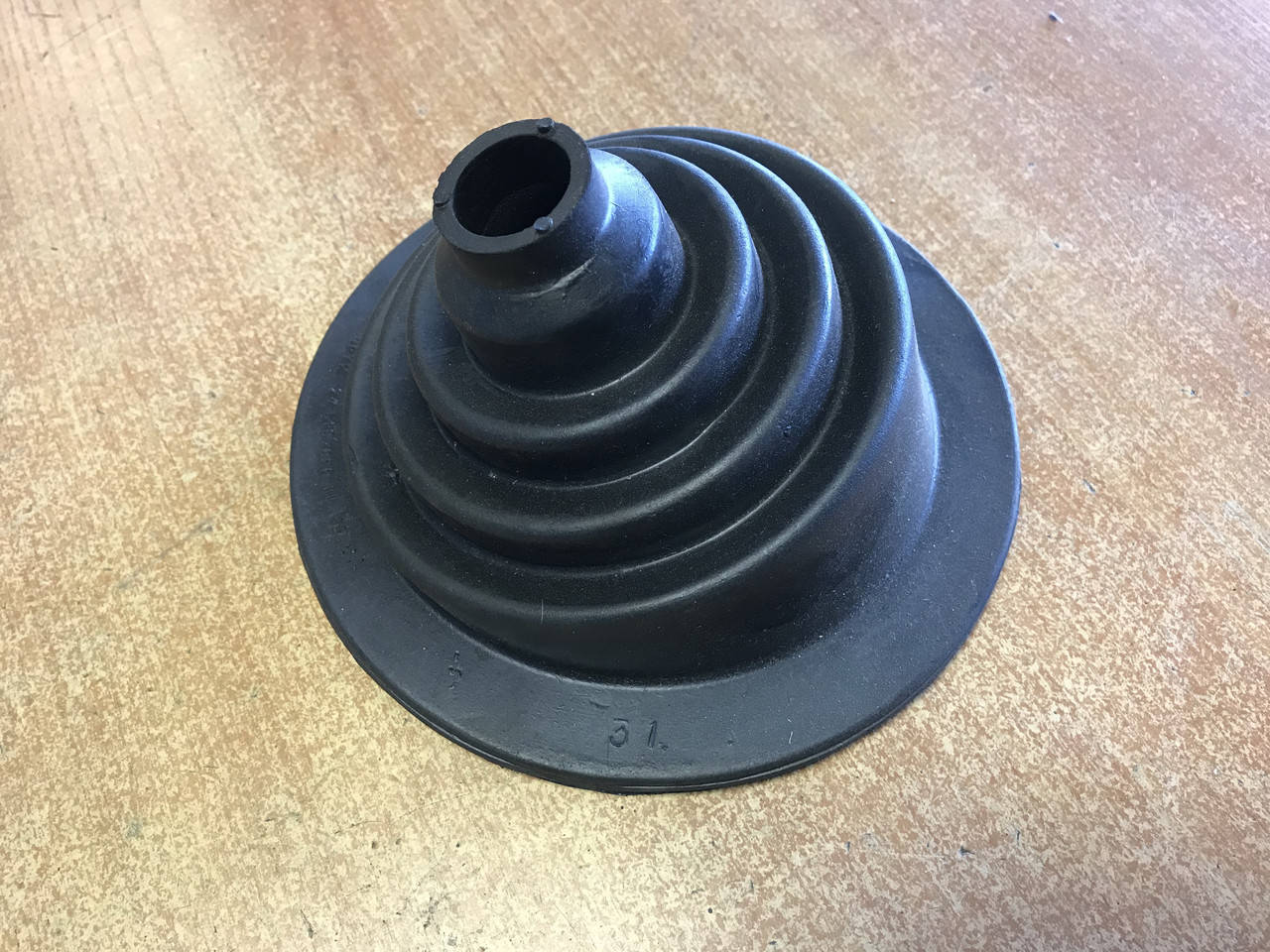 

Пыльник (чехол) рычага КПП Волга (4-х ступка)