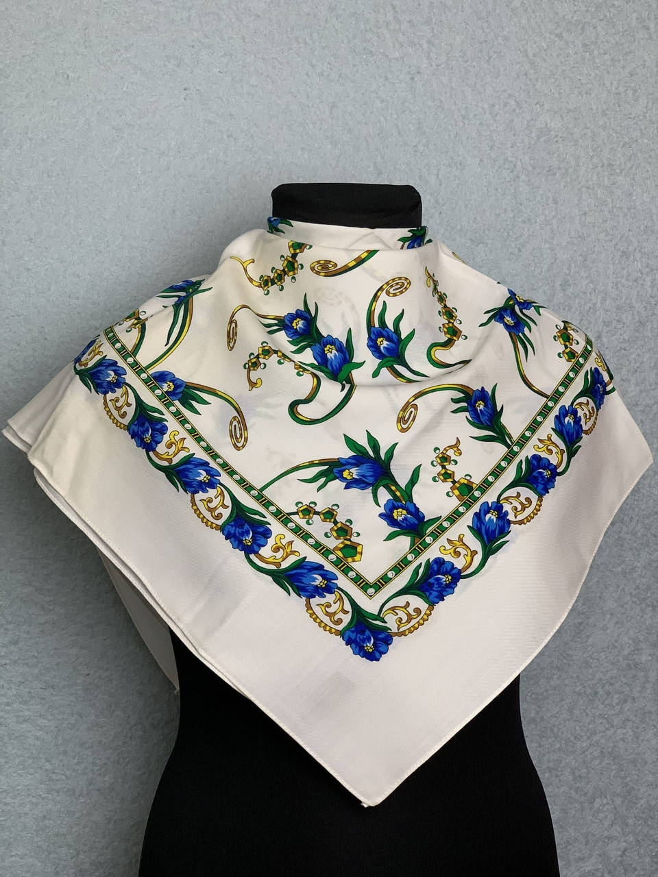 

Белый шерстяной платок с народным орнаментом синих цветов "Подснежники", Япония