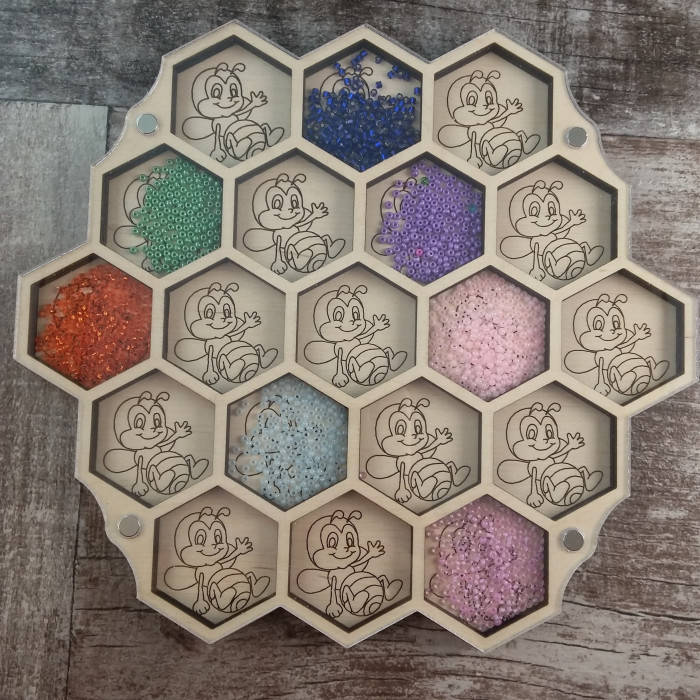 

Дерев'яний органайзер для бісеру з кришкою. Розмір органайзера 20х18.5 см