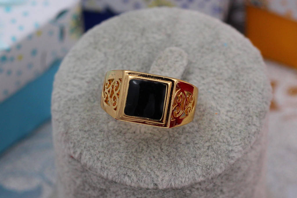 

Печатка Xuping Jewelry 19,20,21,22,23,24 черный квадрат с завитками по бокам золотистая 22