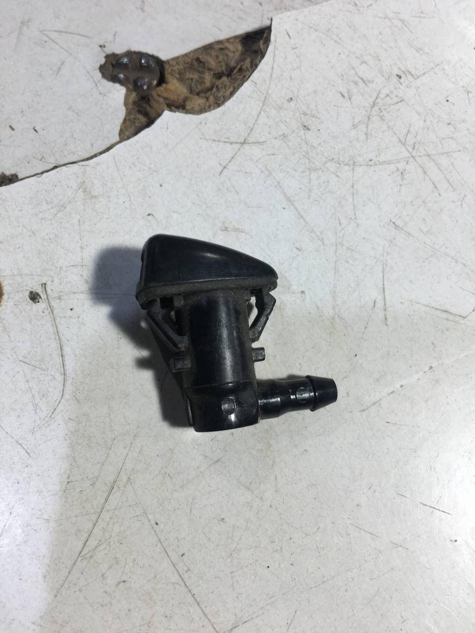 

Форсунка омывателя лобового стекла на Ford Fiesta 6 рест.