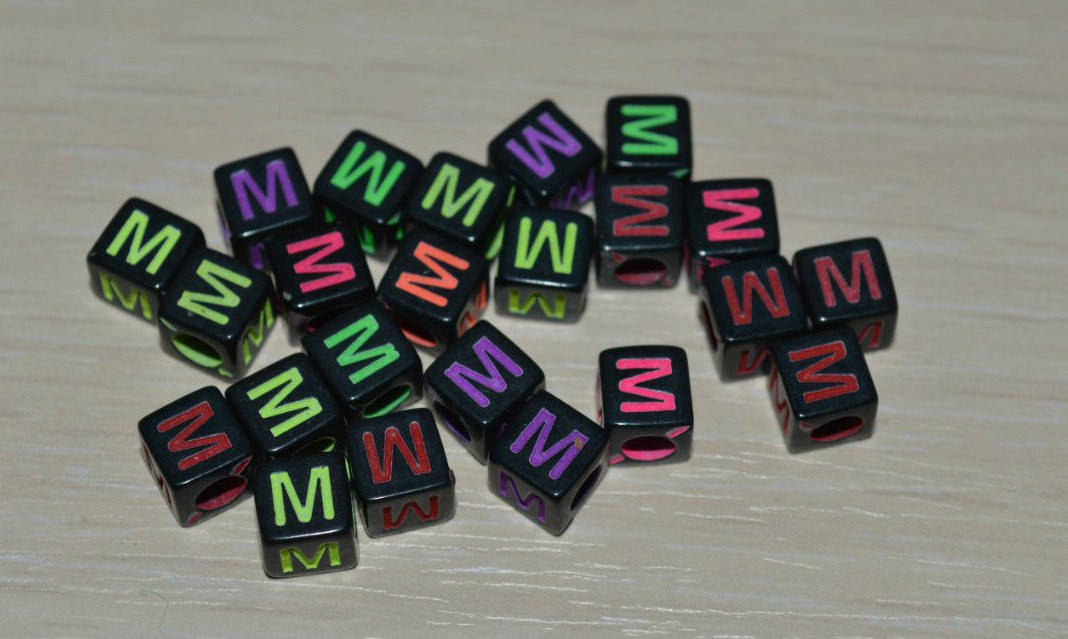 

Бусина с буквой. "M" 6 мм