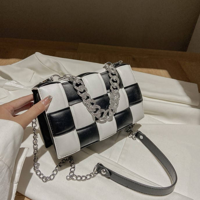 

Клатч сумка женская боттега Bottega Veneta плетеная с цепью, Черный