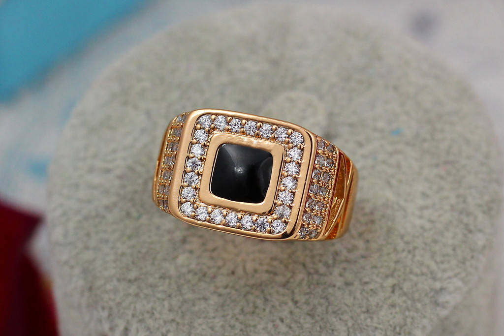 

Печатка Xuping Jewelry черная пирамида с камнями у подножья р 21 золотистая