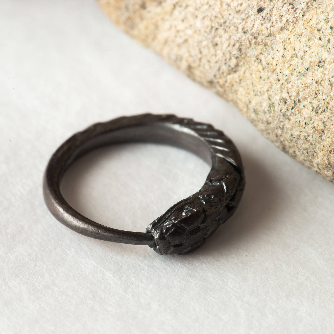 

Серьга уроборос 12 мм серебро чернение ручная работа