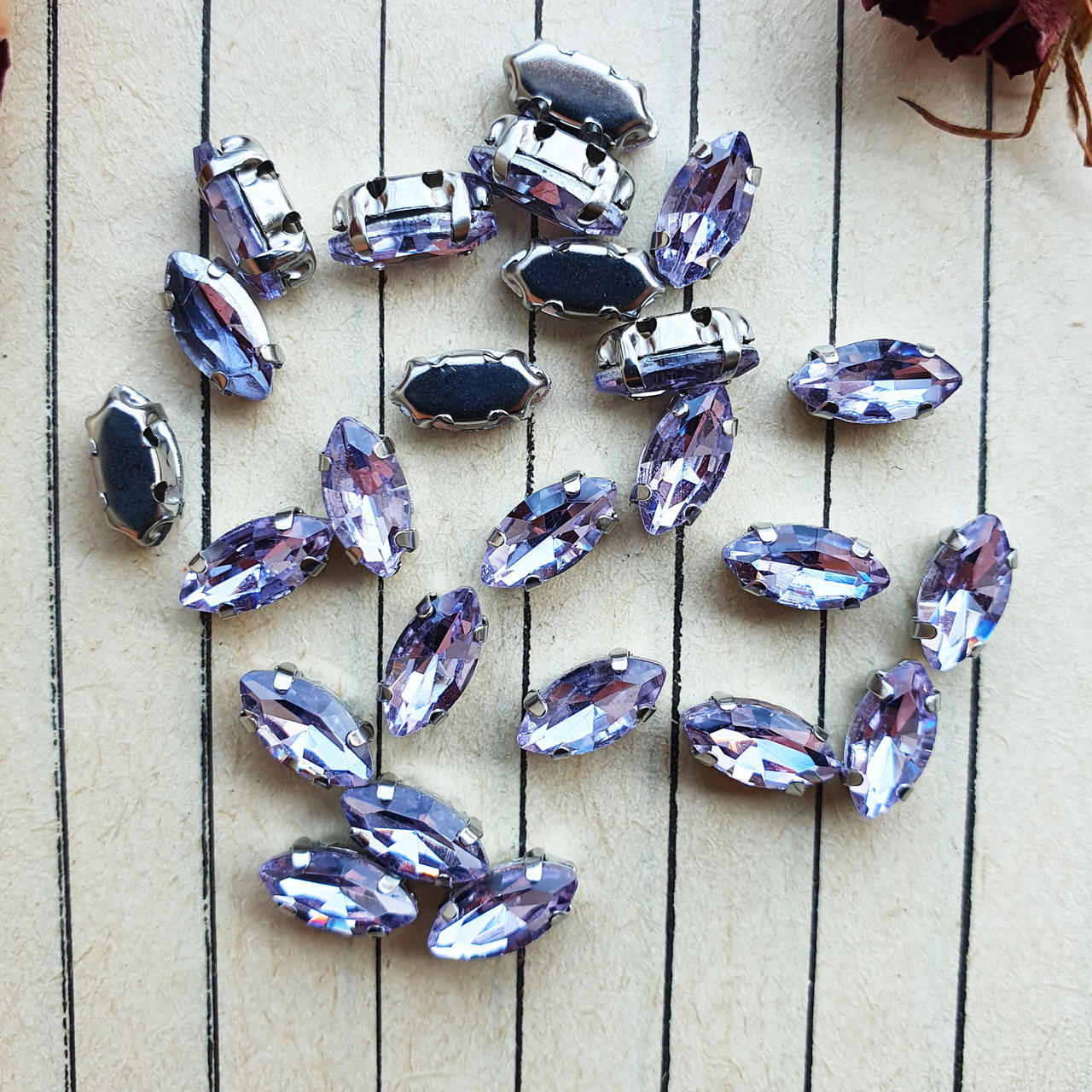 

Стрази в цапах, човник 4*8 мм, колір Light purple