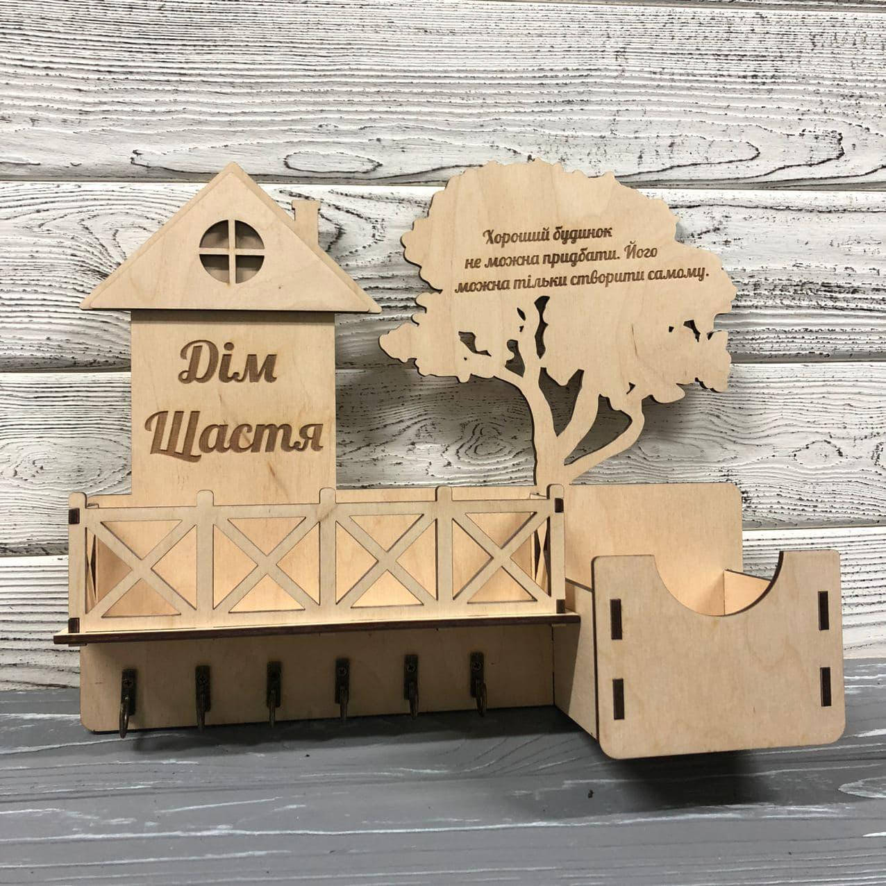 

Ключница настенная из дерева с балконом