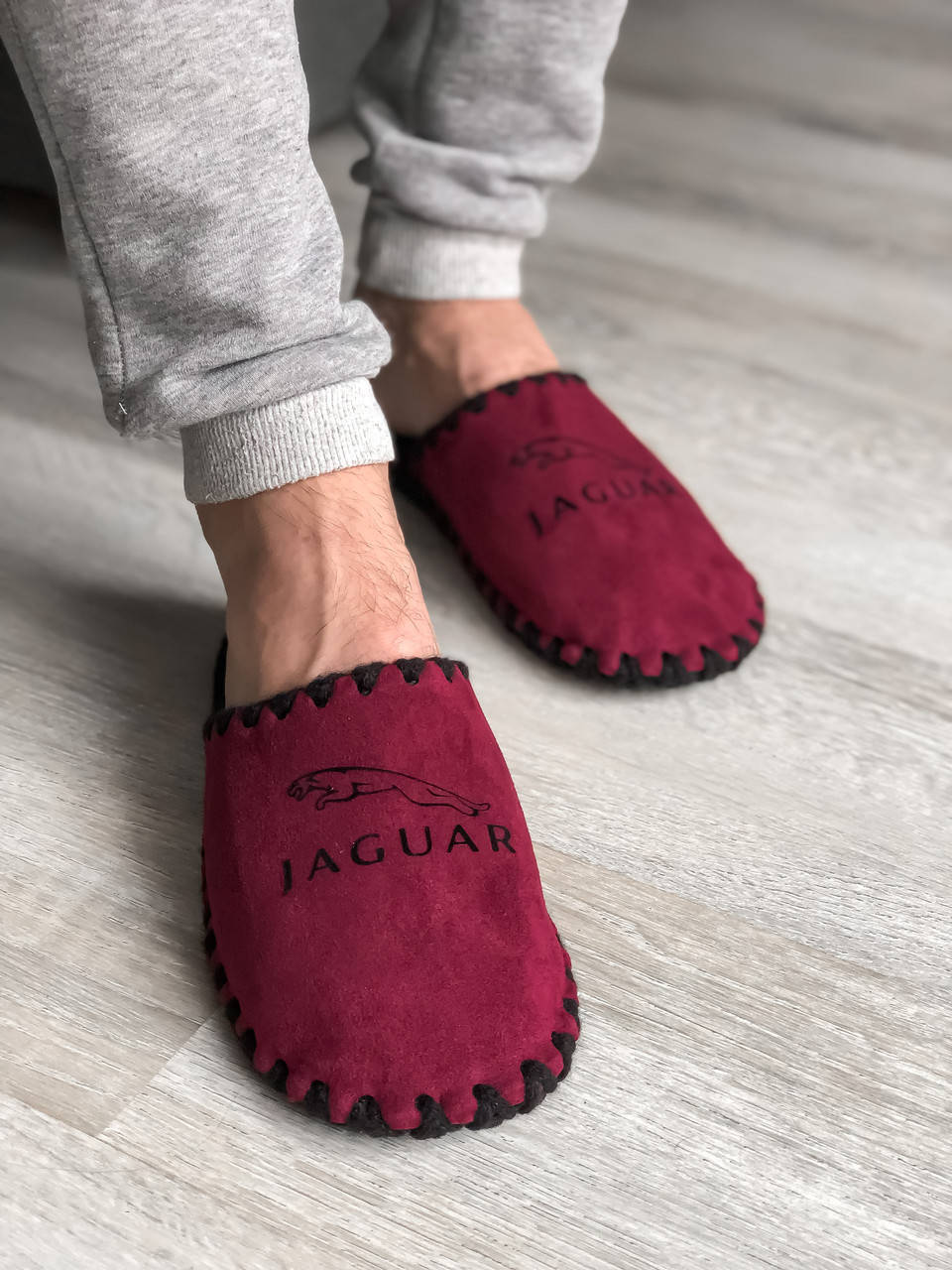 

Мужские домашние тапочки с логотипом авто «Jaguar» (Ягуар) бордовые
