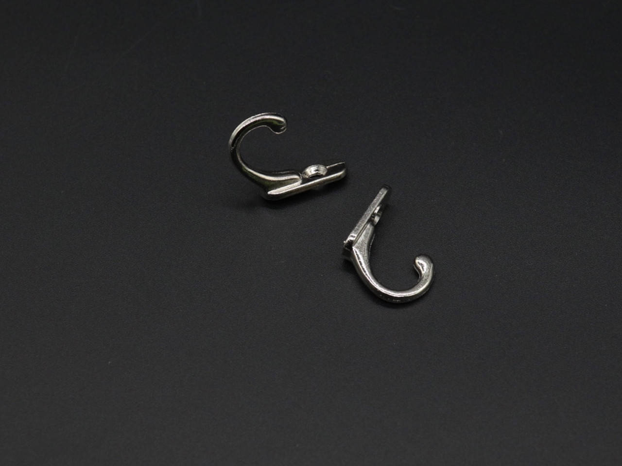 

Крючок металлический. Цвет никель. 22х8 мм