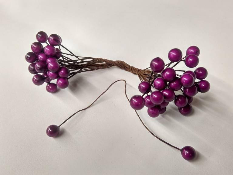 

Ягоды на проволоке Глянцевые 50 ягод . Мелкие. Цвет баклажан