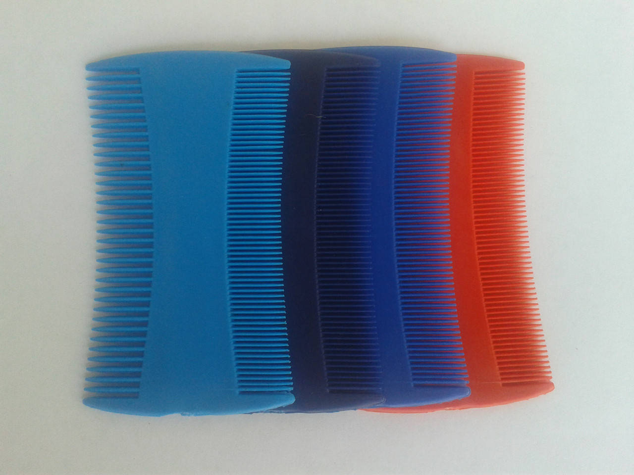 

Гребень для волос DAGG вошебойка пластиковый цветной