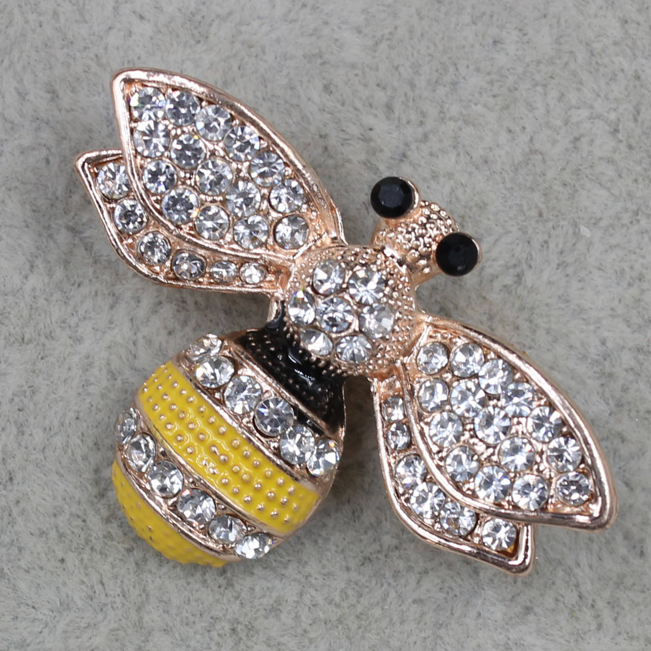 

Брошь Оса золотистого цвета с кристаллами покрыта черной и желтой эмалью размер изделия 30х30 мм