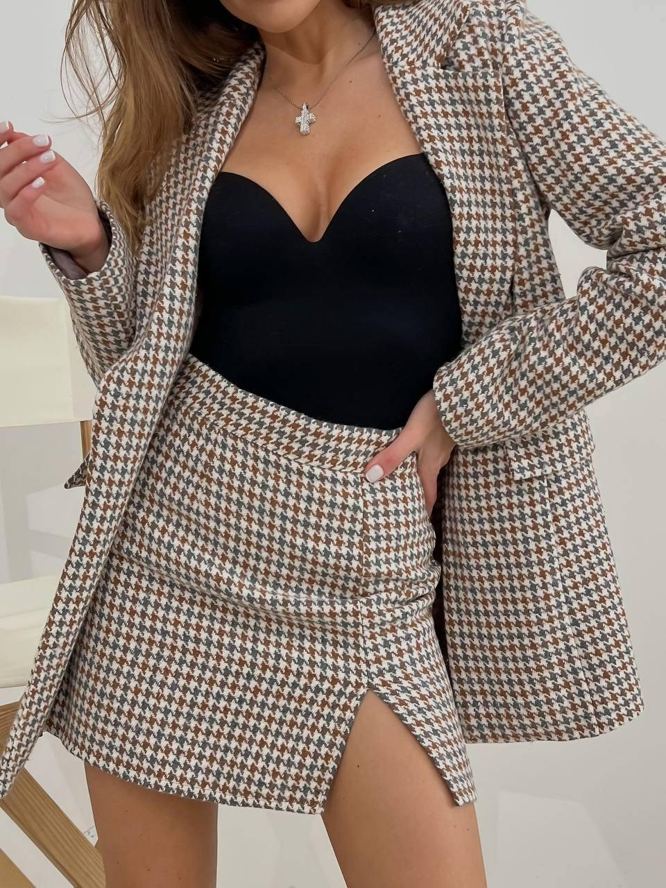 

Стильный женский костюм - удлиненный пиджак с юбкой, Бежевый