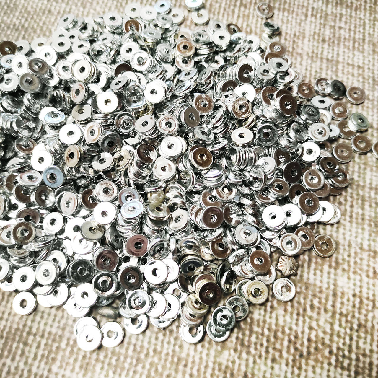 

Бусина бублик 0,8см акрил ( набор 20 грамм примерно 220 шт )