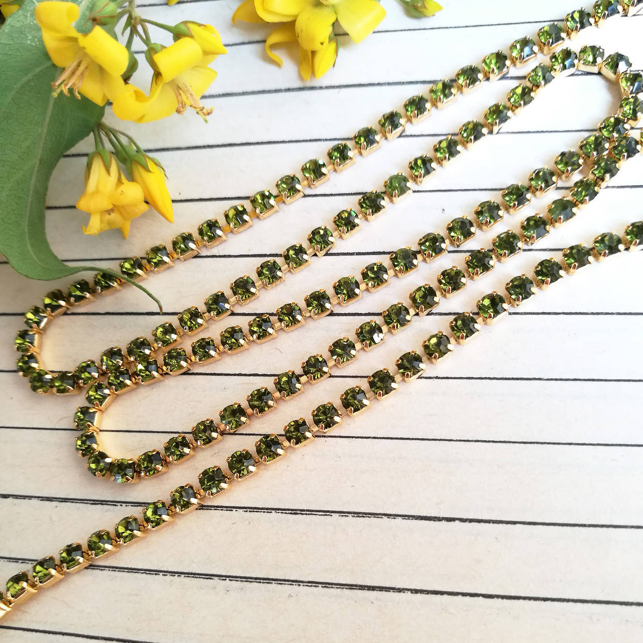 

Стразовий ланцюжок під золото, щільний, колір каміння PERIDOT, SS10, 0,5 м