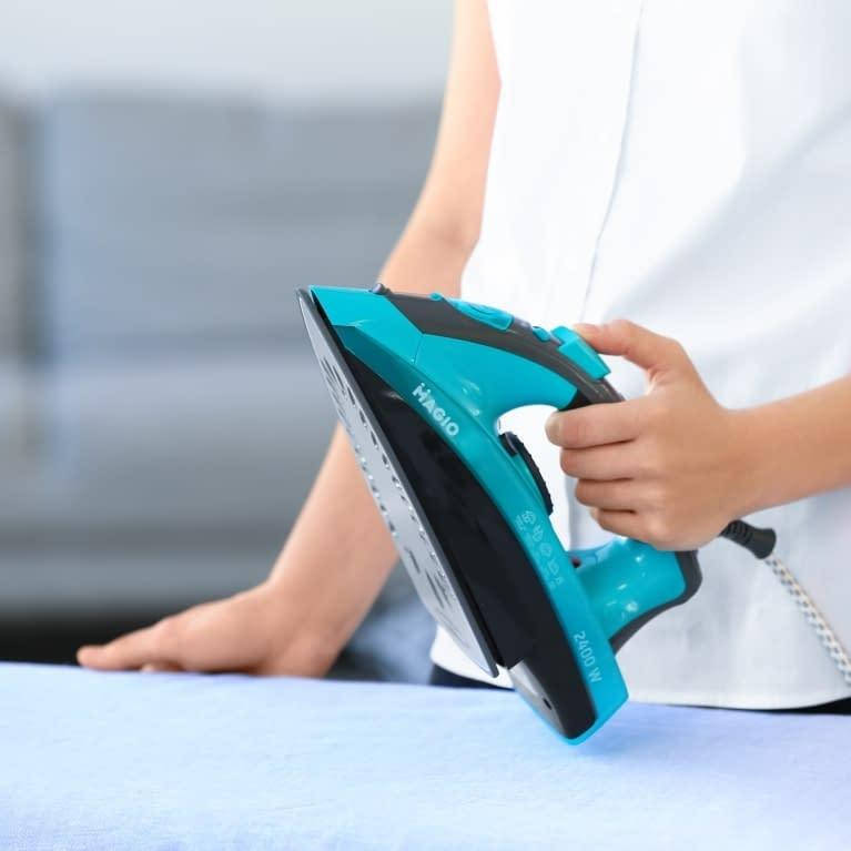 

Утюг MAGIO MG-535, мощностью 2400Вт, с керамической подошвой и фунцией автоматического отключения