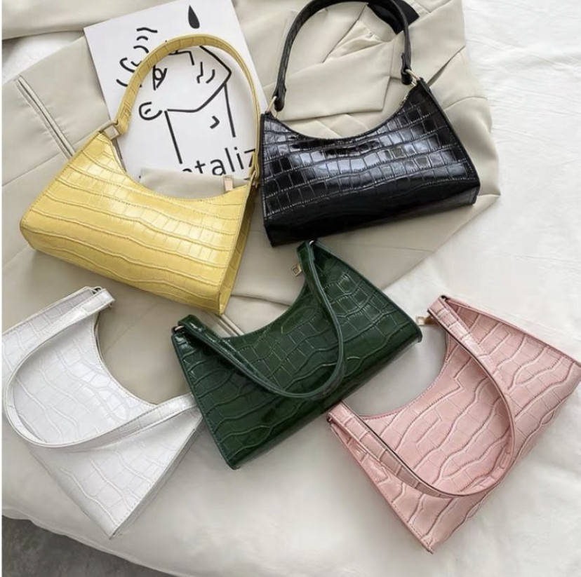 

Новая кожаная женская сумка багет на короткой ручке с тиснением под рептилию, Черный