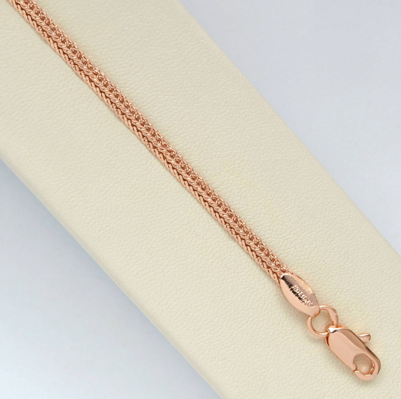 

Браслет плетение колос покрытие розовым золотом 18к длина 18 см. ширина 2 мм.