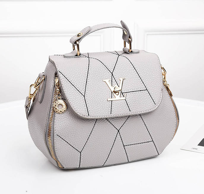 

Черная женская сумка в стиле Louis Vuitton Серый
