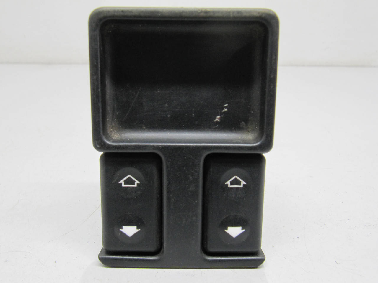 

Блок кнопок передних стеклоподъемников BMW БМВ 5 E34 Оригинал 1374491