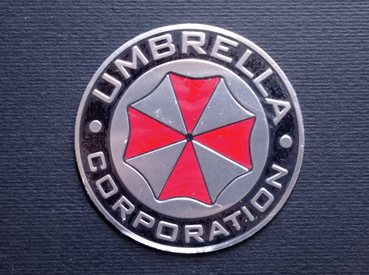 

Алюминиевая наклейка на автомобиль "Umbrella"