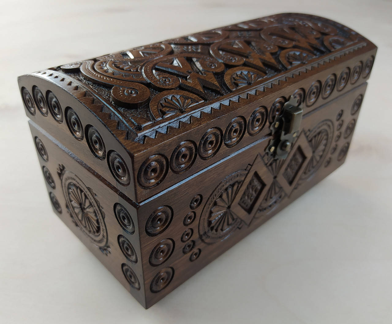 

Шкатулка из дерева резная ручной работы орех 18.7 см * 9.6 см, высота 11.3 см.