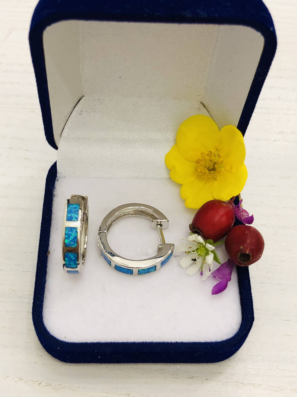 

Серебряные серьги конго с голубым опалом в подарочном футляре