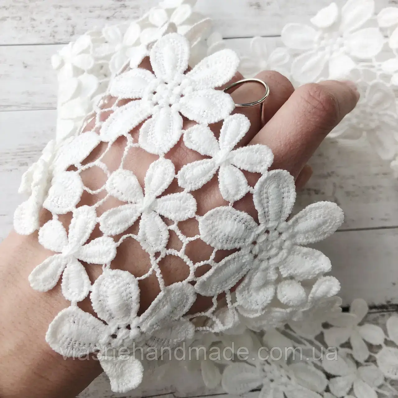 

Мереживо - Квіти. Колір: білий. Бавовна. Ціна за 30 см.