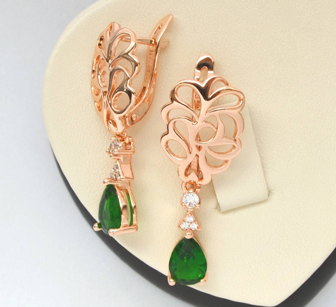 

Серьги с подвесками из зеленых кристаллов покрытие золотом 18к.